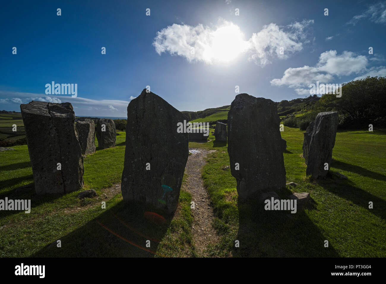 Près de Glandore, comté de Cork, en République d'Irlande. Recumbent Drombeg stone circle. Il est aussi connu localement comme l'autel du druide. La structure dates Banque D'Images