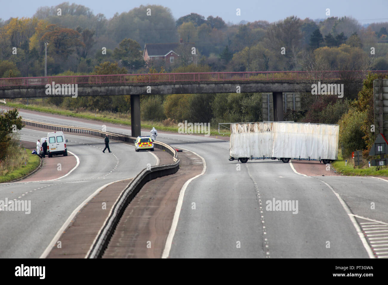 (PSNI Police Service of Northern Ireland) Forensic arrivent sur le lieu d'un meurtre du Gardien David noir sur l'autoroute M1, le jeudi 1er novembre 2012. Un officier de la prison de longue date a été assassiné dans une embuscade d'autoroute qui auraient été menées par les républicains dissidents en Irlande du Nord. David Black, de Cookstown, comté de Tyrone, avaient plus de 30 ans de service dans l'Administration pénitentiaire et a été l'approche de la retraite. Il a été pris en embuscade par un homme armé sur l'autoroute M1 tôt le matin alors qu'il conduisait à devoir commencer à la prison de haute sécurité près de Lisburn, Maghaberry Comté Banque D'Images