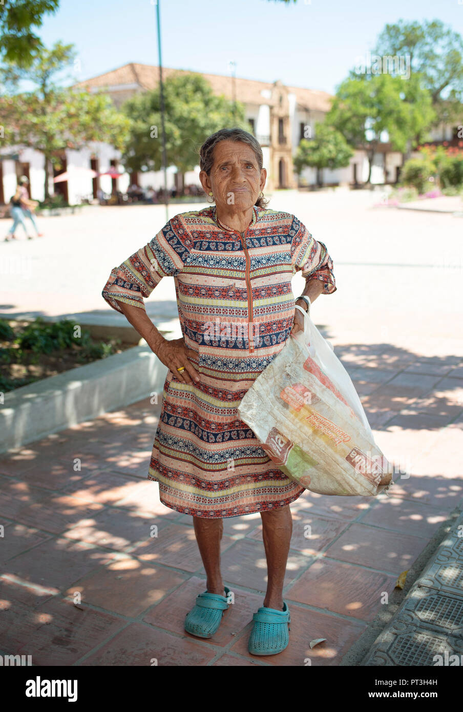 Portrait complet du corps de femme colombienne inconnue, qui a été la collecte de matières recyclables des canettes de bière dans la rue de Santa Fe de Antioquia, en Colombie. Sep 2018 Banque D'Images