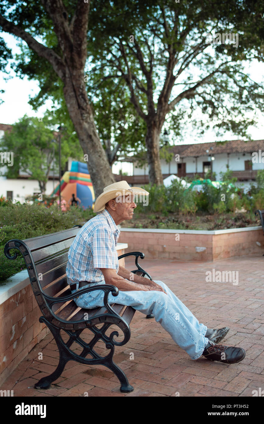 Portrait de profil d'un senior, homme latino non identifié portant des jeans, tshirt et d'un sombrero chapeau. Santa Fe de Antioquia, en Colombie. Usage éditorial. Sep 2018 Banque D'Images