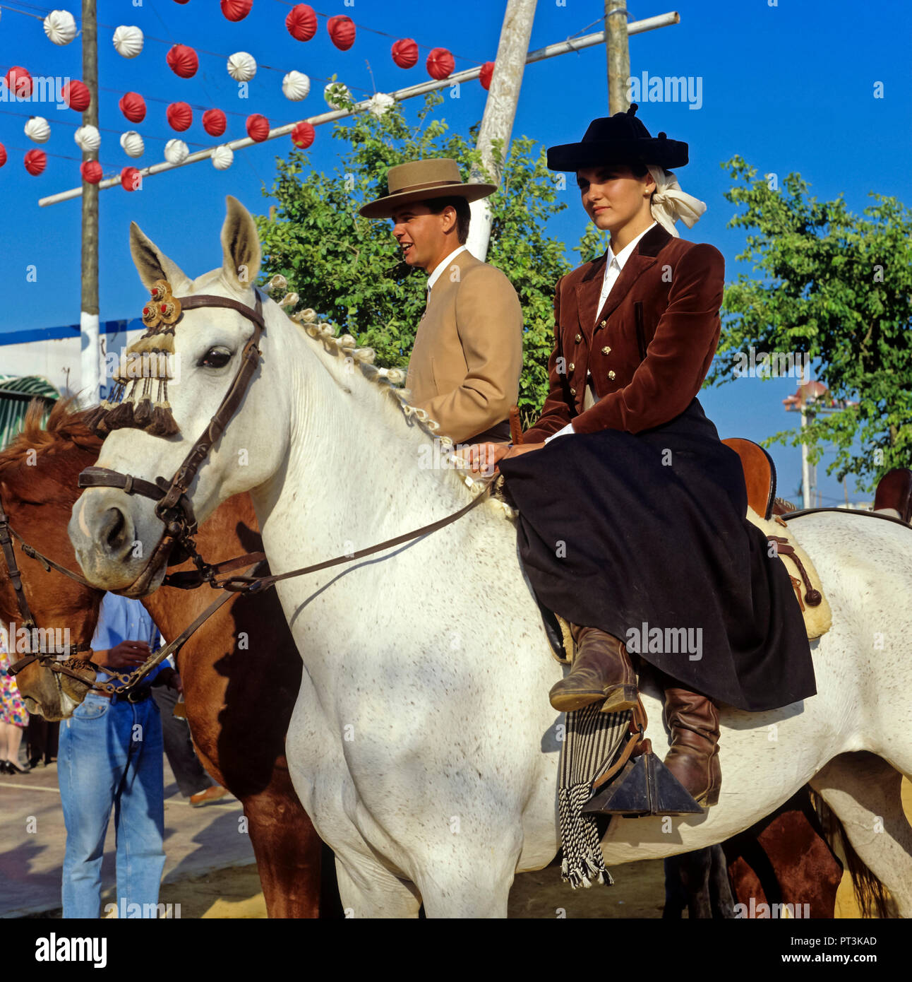 Foire d'avril, la fille sur le cheval habillé en costume traditionnel de  amazon, Séville, Andalousie, Espagne, Europe Photo Stock - Alamy