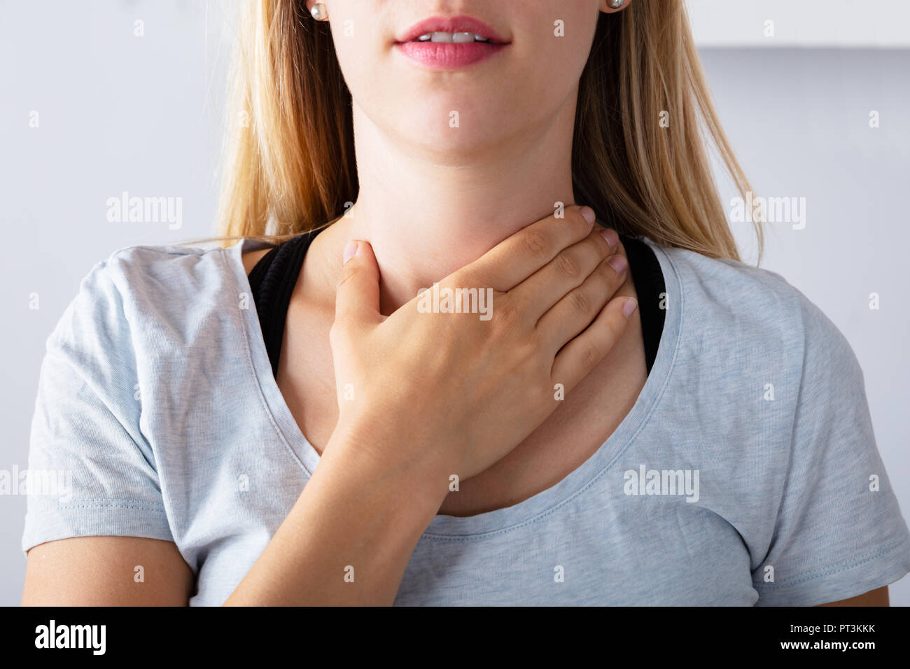 Close-up d'une femme malade ayant mal de gorge Banque D'Images