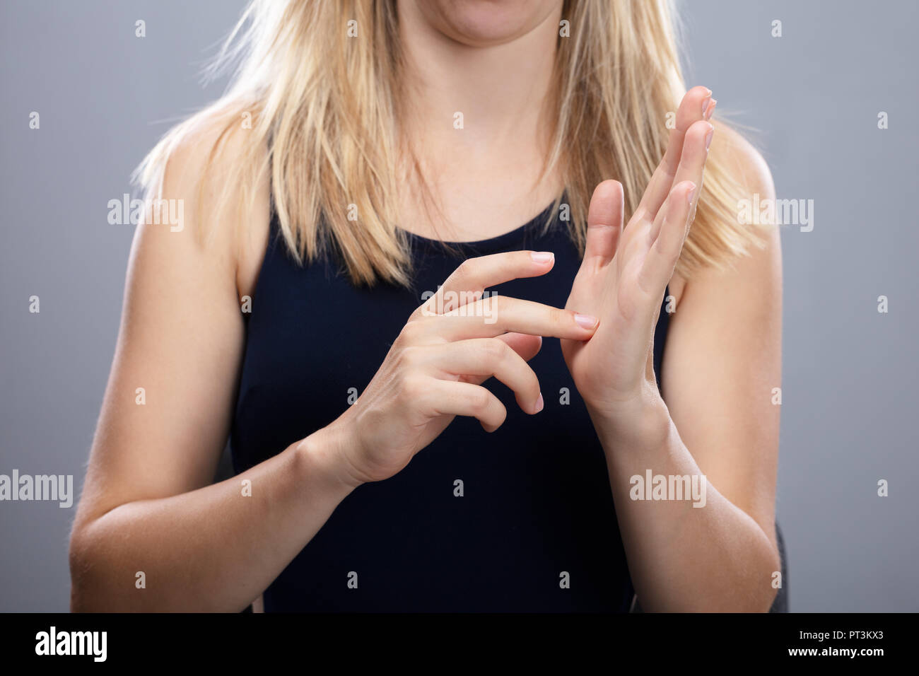 Close-up of a Woman's Hands en Langue des Signes Banque D'Images