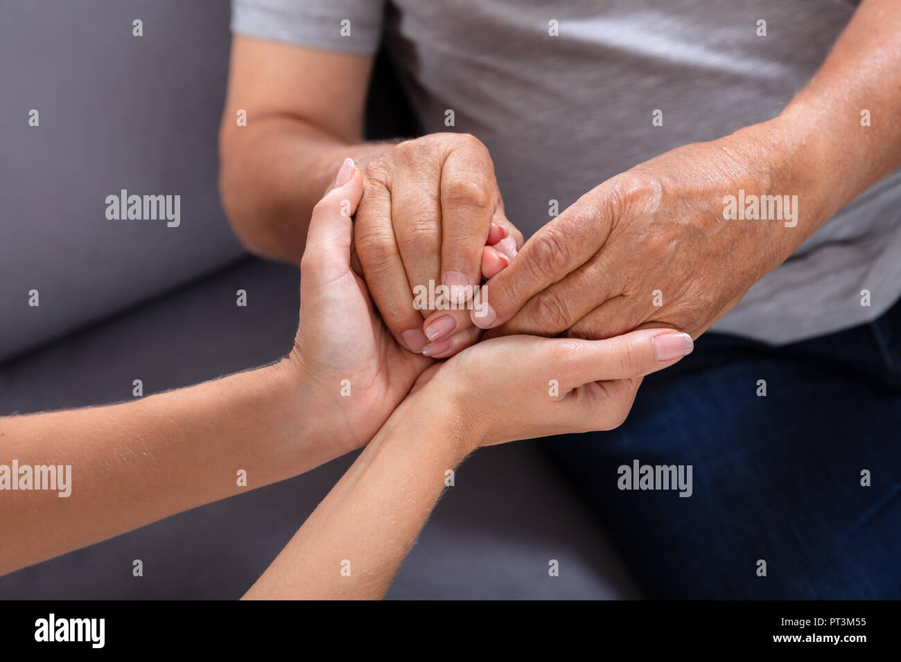 Close-up d'une fille tenant la main de son père âgé Banque D'Images