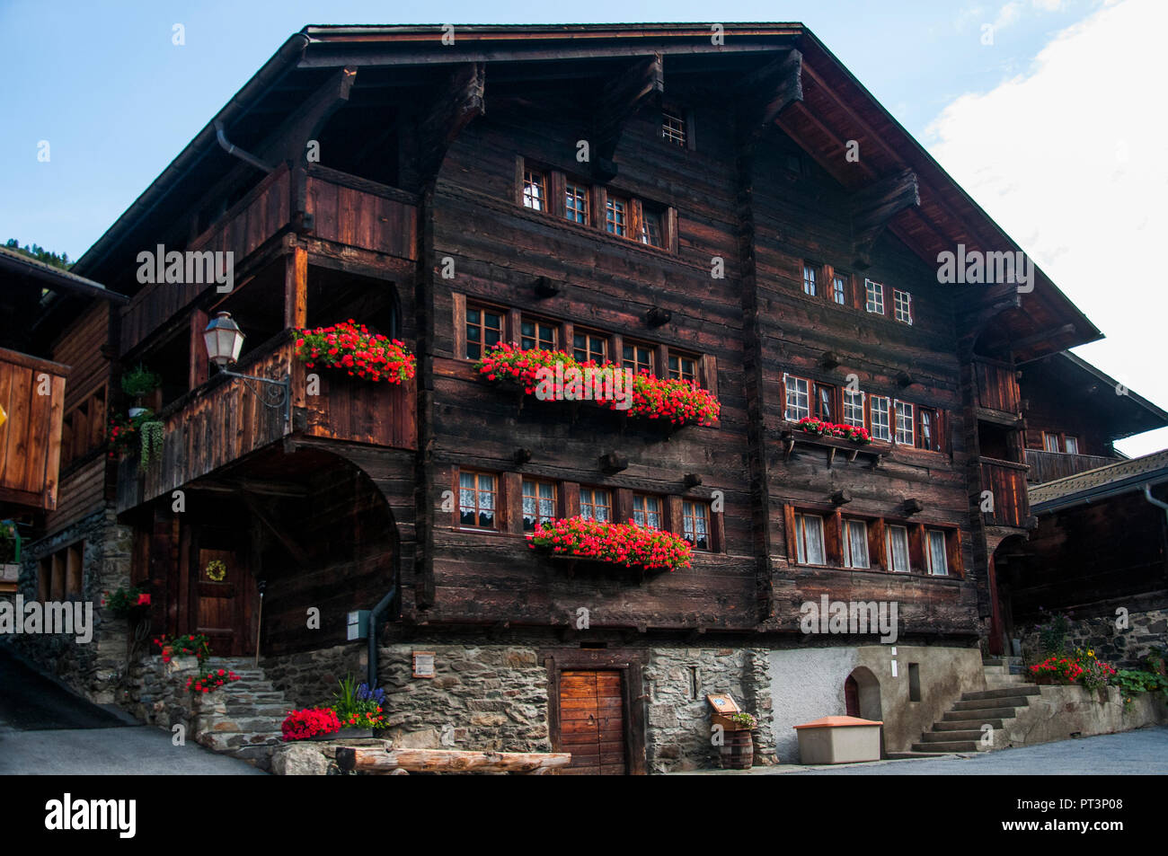 Une grande et richement ornée de 17th-c. maison sur la place du village de Ferden, Lötschental Vallée, Valais, Suisse Banque D'Images