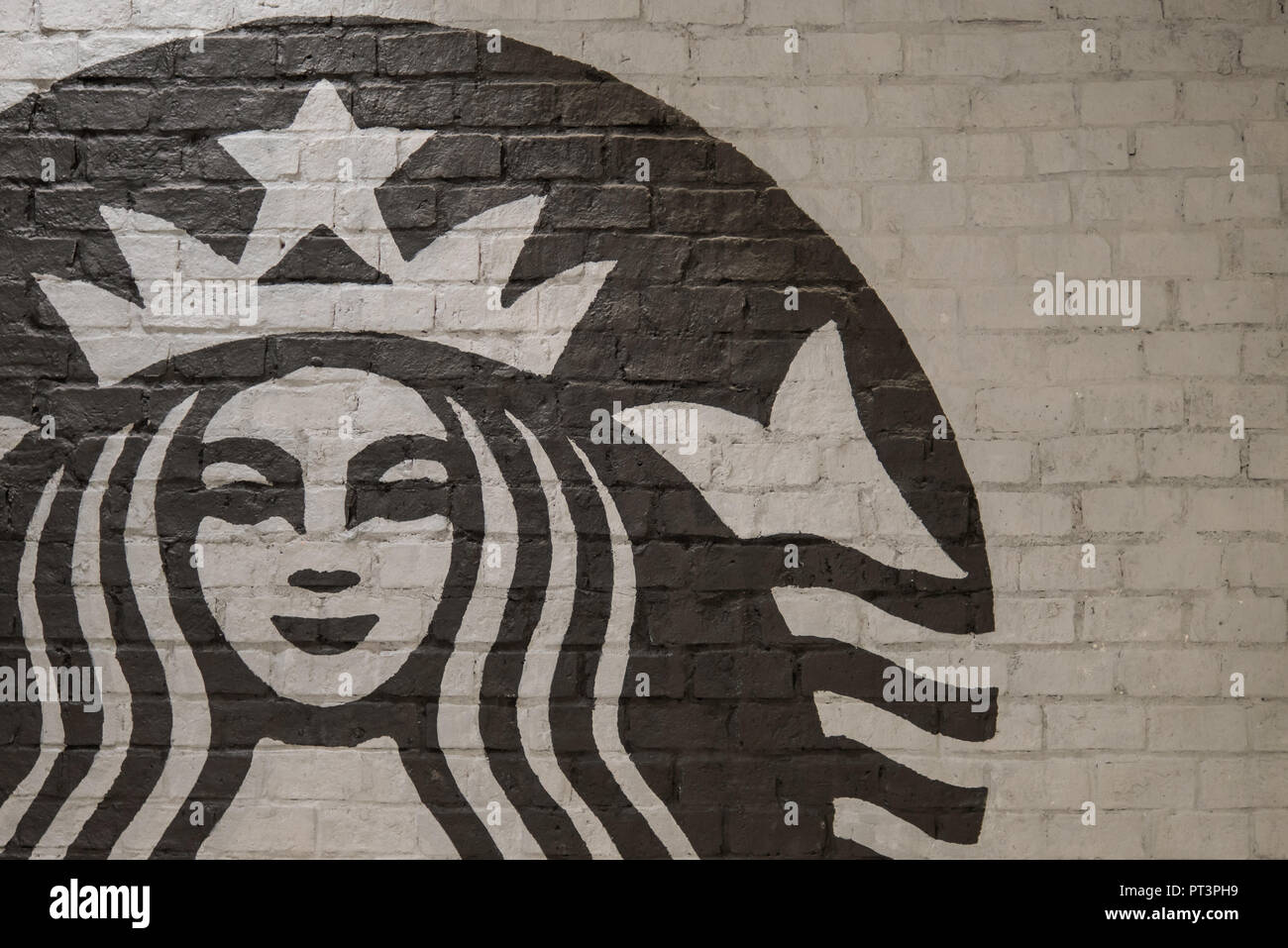 Bangkok, Thaïlande - 11 août 2018 : le logo de Starbucks coffee sur le mur en face de la boutique. Banque D'Images