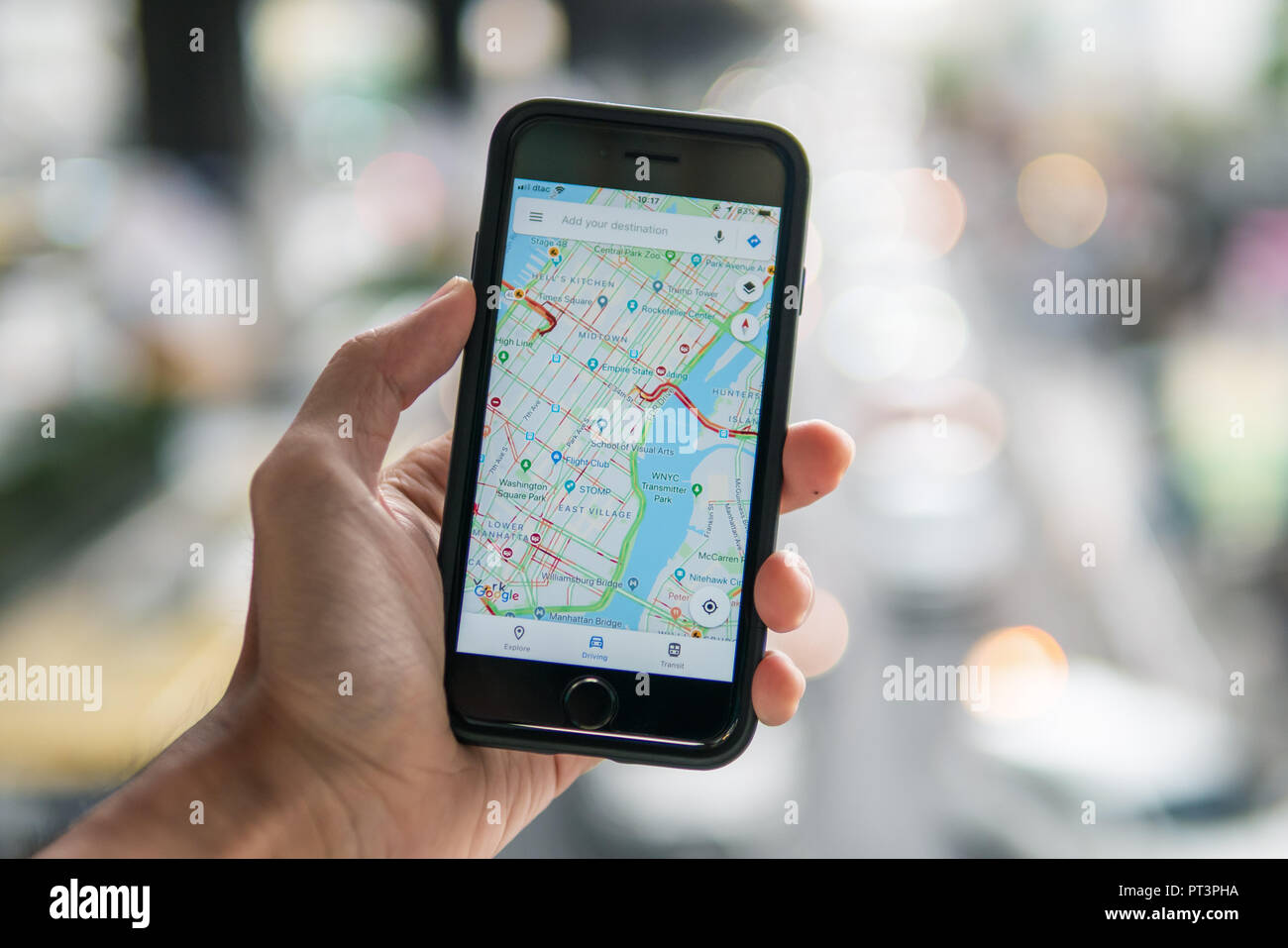 Bangkok, Thaïlande - 11 août 2018 : Apple iPhone 7 s'est tenue dans une main montrant son écran avec l'application Google maps. Banque D'Images