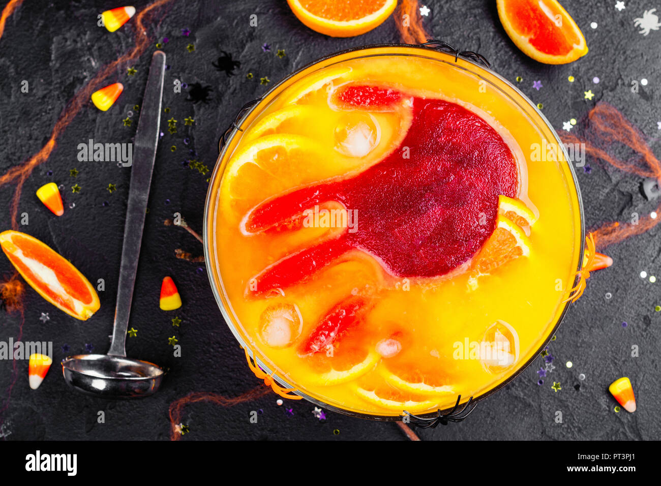 Ghoul's orange punch sanglant avec la main de glace dans un bol en verre  foncé sur fond d'halloween Photo Stock - Alamy