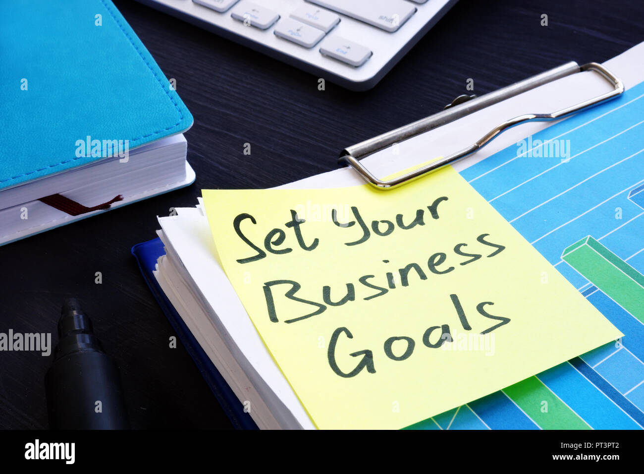 Définissez vos objectifs d'affaires. Pile de documents financiers. Banque D'Images