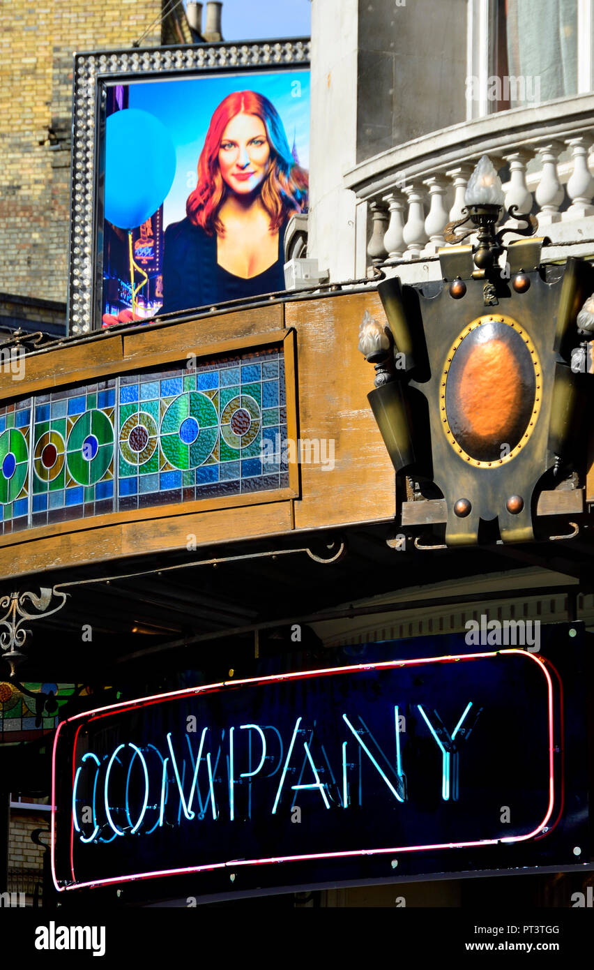 'Entreprise' (Stephen Sondheim) de musique à l'Apollo Theatre, Shaftesbury Avenue, London, England, UK. Octobre 2018. Avec Rosalie Craig et Patti L Banque D'Images