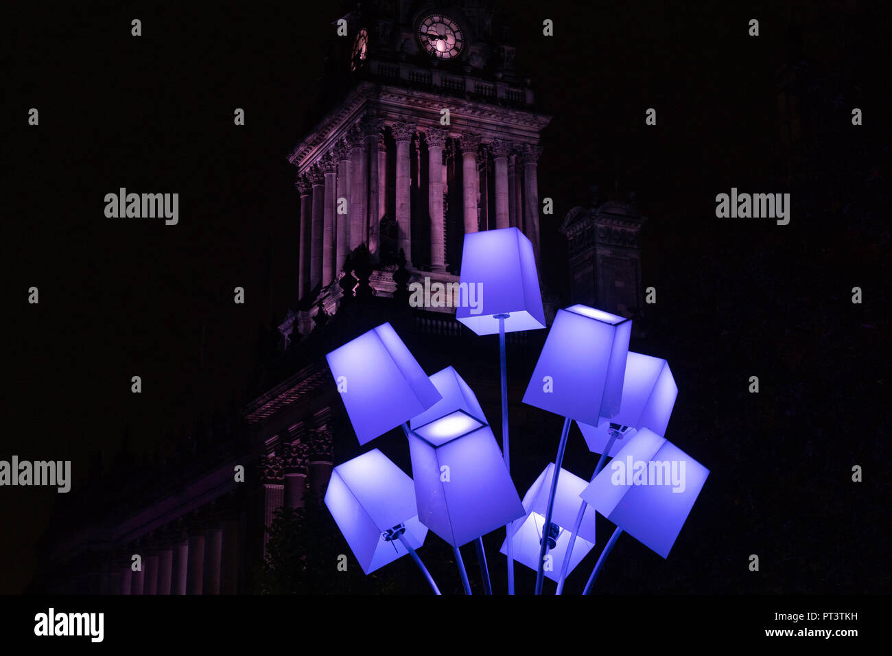 Lampes décoratives bleues avec l'hôtel de ville de Leeds en arrière-plan à Leeds Light Night, West Yorkshire, Angleterre, Royaume-Uni. Banque D'Images