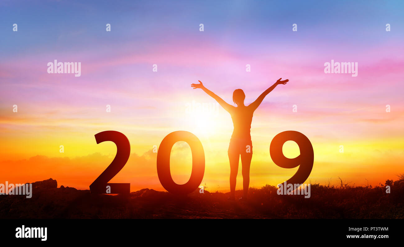 Bonne Année 2019 - Happy Girl avec des nombres au lever du soleil Banque D'Images