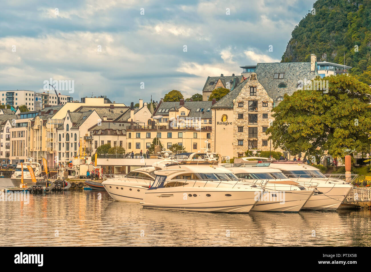 Bâtiments autour du port, Alesund, Norvège Banque D'Images