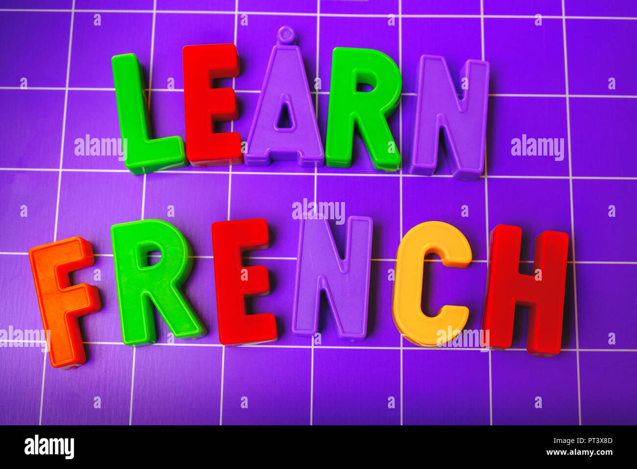 Apprendre l'alphabet en langue française sur les aimants lettres Banque D'Images