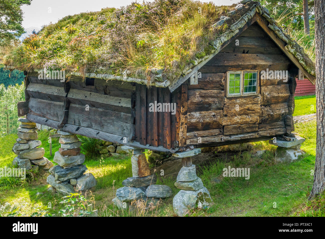 Appuie sur un Buildind précaire au Musée Sunnmore, Alesund, Norvège Banque D'Images