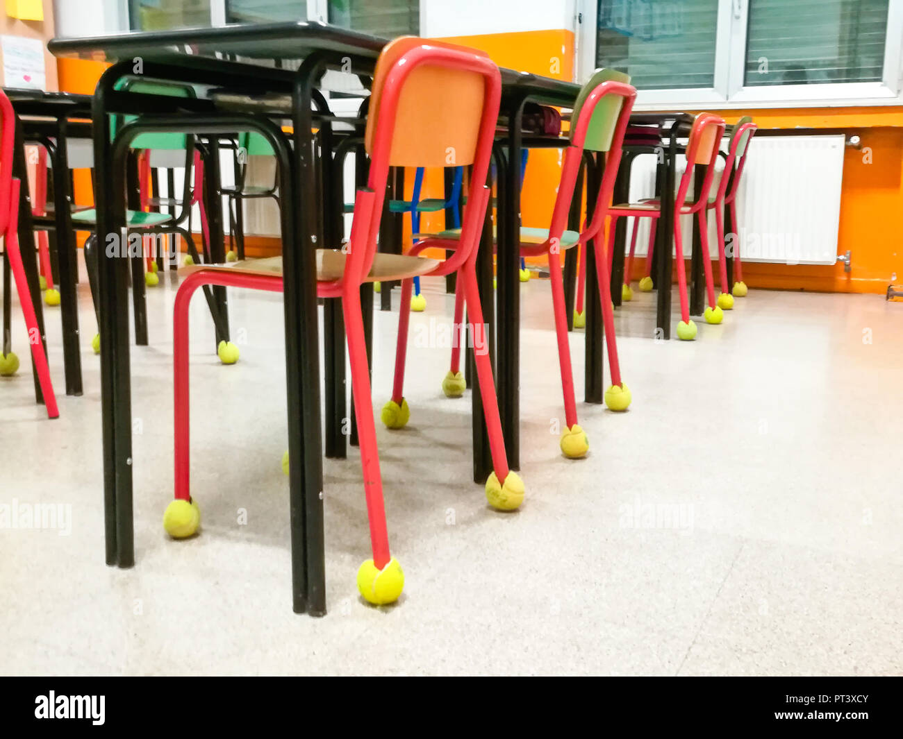 Chaises de classe dans une rangée avec balle de tennis comme les bumpers  Photo Stock - Alamy