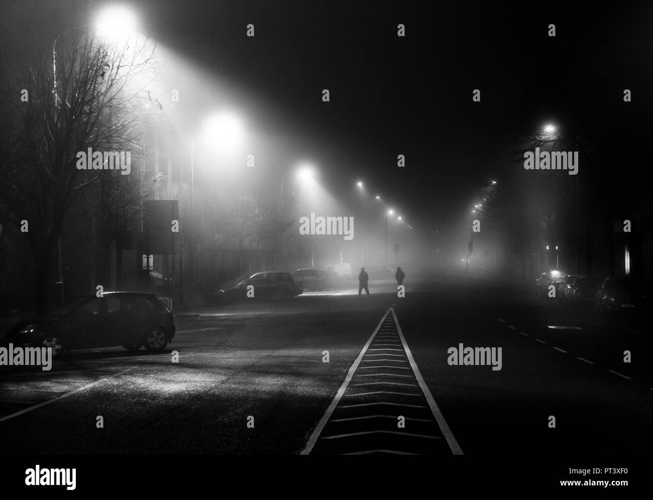 La ville de Cork, Cork, Irlande. 11 Décembre, 2016 Deux personnes traversent la rue que tôt le matin, le brouillard enveloppe le centre commercial du Sud dans la ville de Cork, Irlande. Banque D'Images