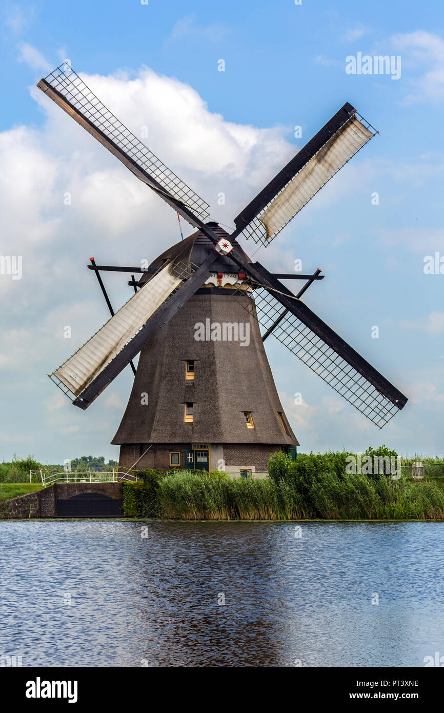 L'un des 19 moulin à Kinderdijk aux Pays-Bas. Construit autour de 1740  c'est la plus grande concentration de moulins à vent aux Pays-Bas. A  l'UNESCO Photo Stock - Alamy