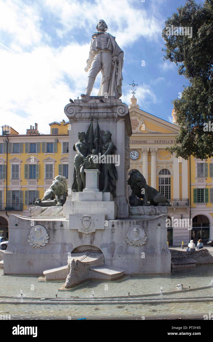 NICE, FRANCE - 23 avril 2017 : statue de Garibaldi à Nice, avec l'churchin l'arrière-plan, France Banque D'Images