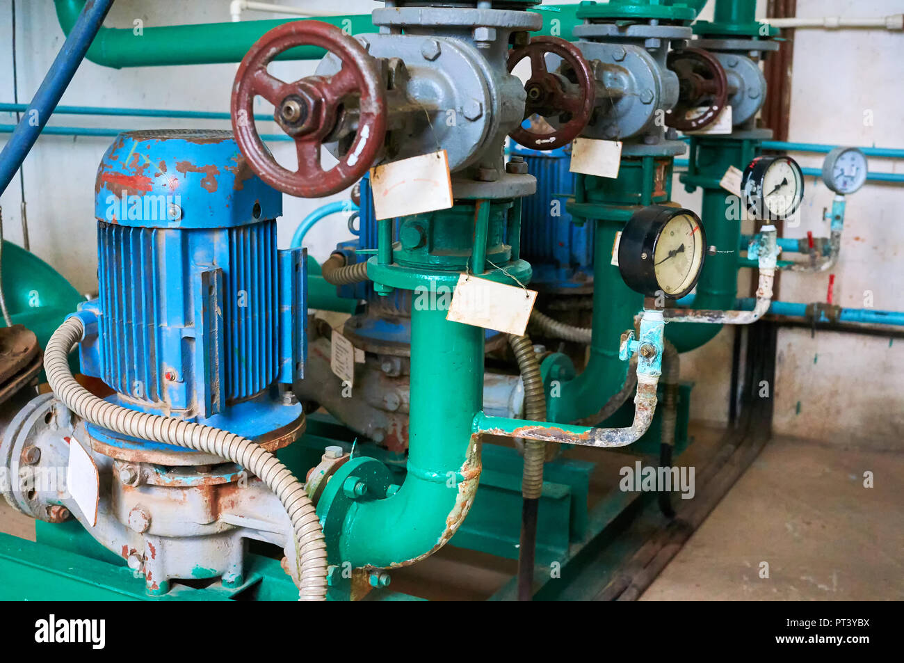Ancien bleu moteur électrique pour la pompe, vanne et manomètre sur le pipeline. Contexte industriel. Banque D'Images