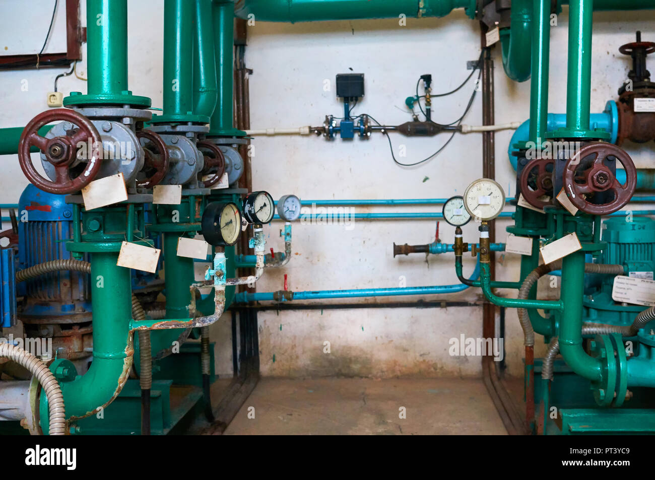 Ancien bleu moteur électrique pour la pompe, vanne et manomètre sur le pipeline. Contexte industriel. Banque D'Images