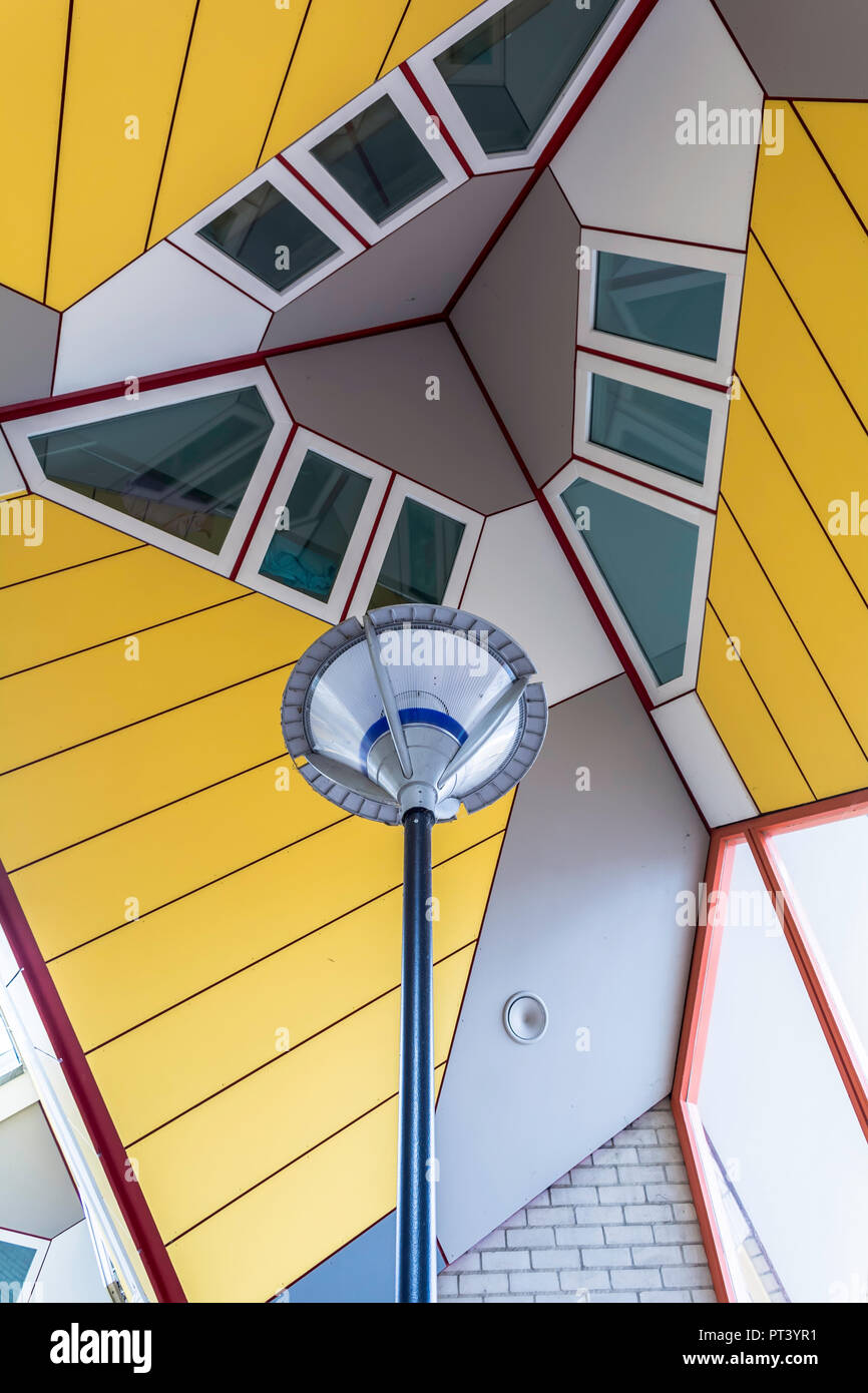 Lampe de rue sous les maisons cubiques à Rotterdam, Pays-Bas. C'est un ensemble de maisons innovantes Banque D'Images