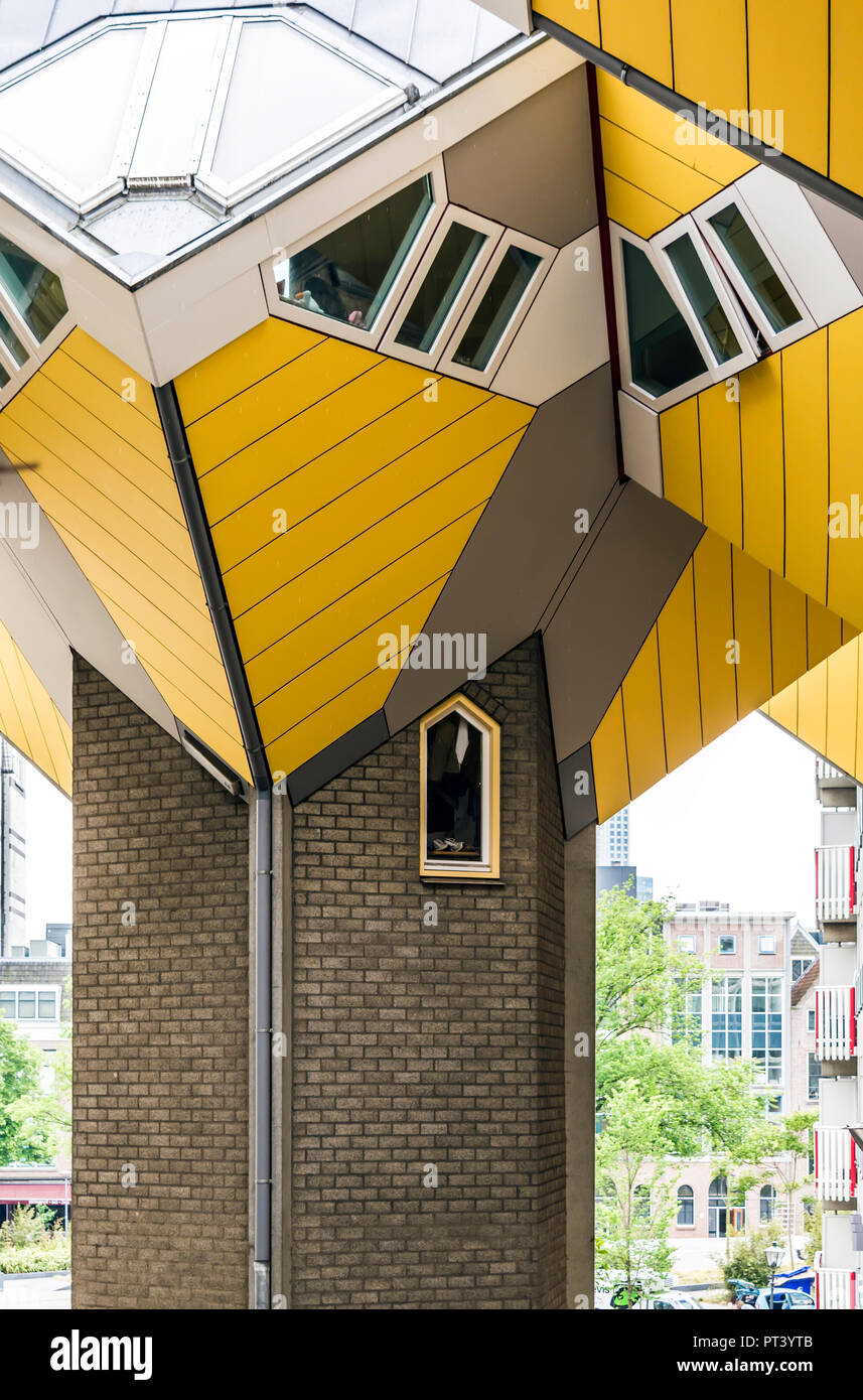 Maison cube incliné reposant sur un pylône en forme d'hexagone à Rotterdam, Pays-Bas. C'est un ensemble de maisons innovantes. Banque D'Images