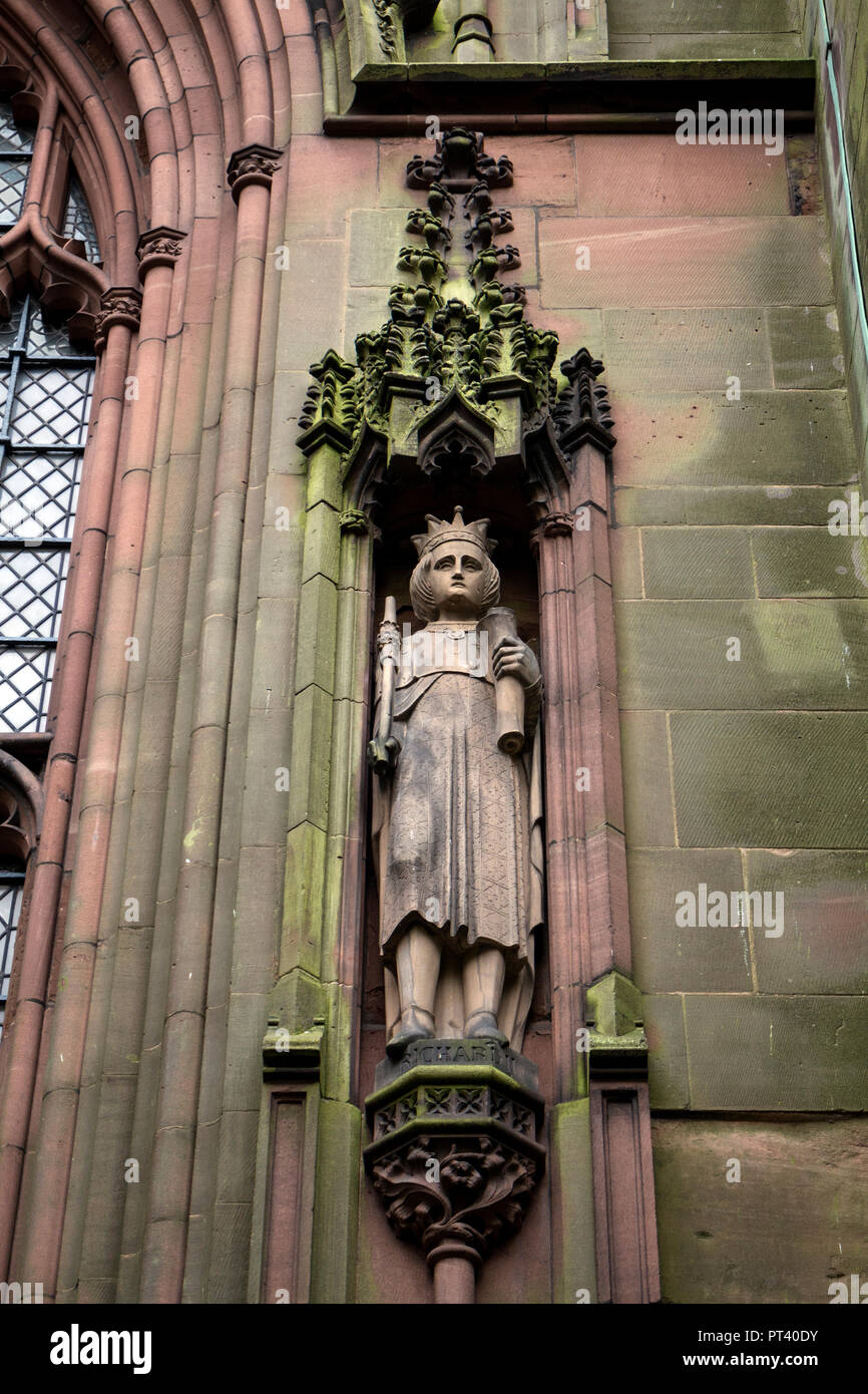 Le roi Richard II statue sur l'ancienne cathédrale de Coventry, West Midlands, Royaume-Uni Banque D'Images