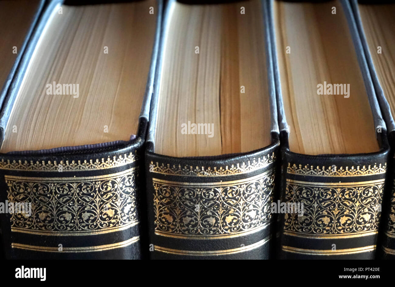 Vue du haut de trois livres avec décoration d'or sur la couverture, sur l'étagère Banque D'Images