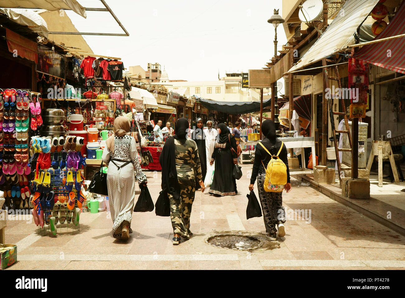 Les gens qui vont autour du souk à Assouan, Egypte. Banque D'Images