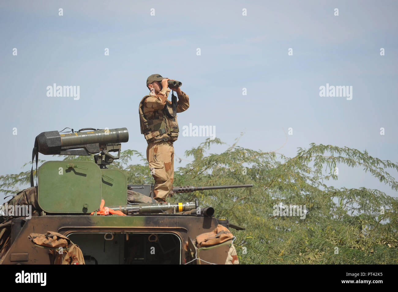 22 janvier 2013 - Diabaly, Mali : soldat français avec google militaire près d'un missile anti-char Milan. La France a intensifié ses opérations militaires pour récupérer le nord du Mali de combattants islamistes liés à Al Qaïda. Un soldat francais avec ses jumelles militaires, poste a cote d'un lanceur de missile anti-char Milan. *** FRANCE / PAS DE VENTES DE MÉDIAS FRANÇAIS *** Banque D'Images