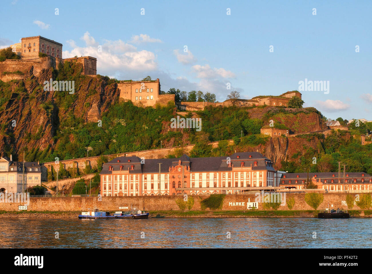 Vue de la forteresse Ehrenbreitstein, Konrad-Adenauer-Ufer, Koblenz, vallée du Rhin, Rhénanie-Palatinat, Allemagne Banque D'Images