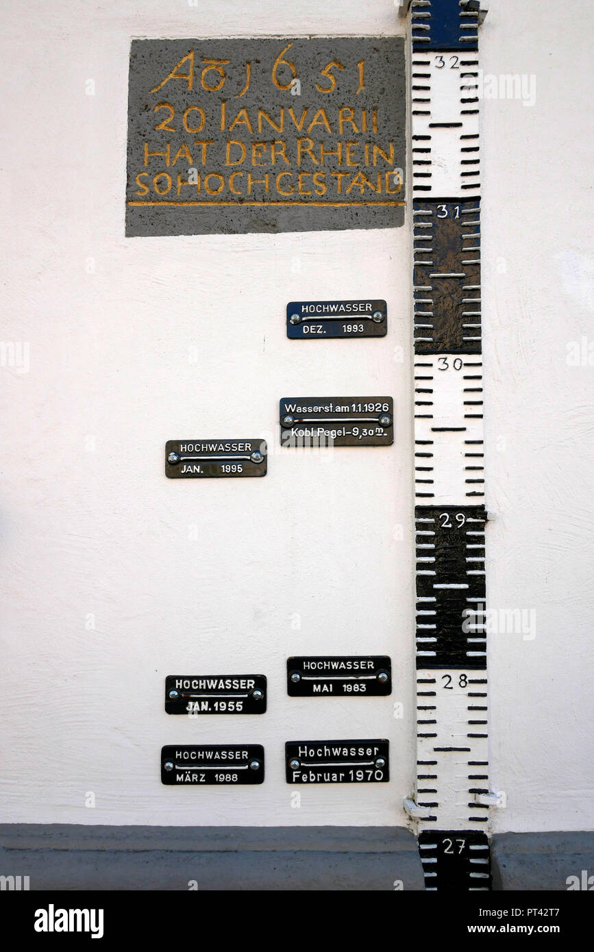 Les marques de niveau d'eau à l'aide du calibre maison, Konrad-Adenauer-Ufer, Koblenz, vallée du Rhin, Rhénanie-Palatinat, Allemagne Banque D'Images