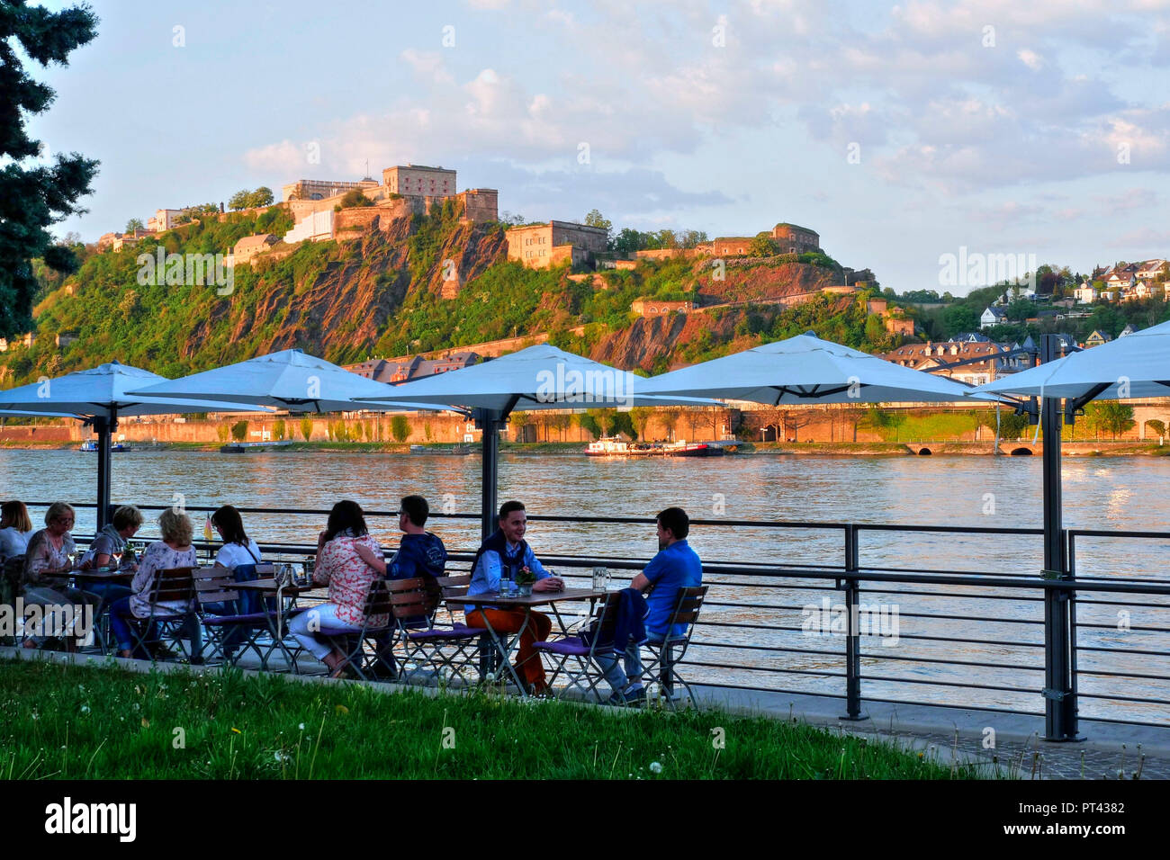 Cafe am Pegelhaus, Konrad-Adenauer-Ufer, Koblenz, vallée du Rhin, Rhénanie-Palatinat, Allemagne Banque D'Images