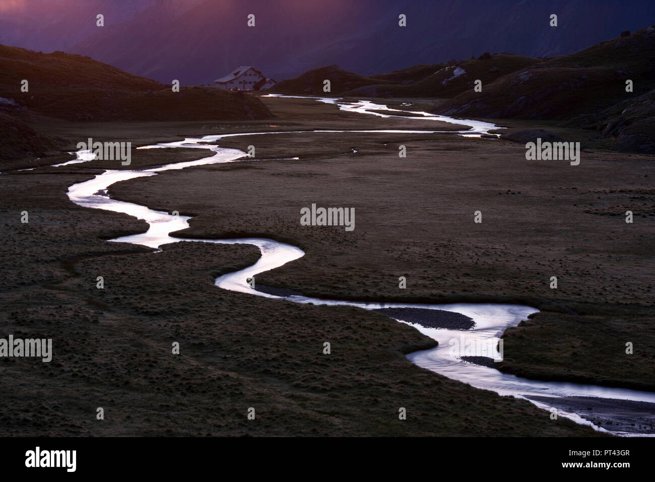 Haute lande Hohes Moos dans la zone de la lumière du matin avec Neuer Regensburger hut, Alpes de Stubai, Tyrol, Autriche. Banque D'Images