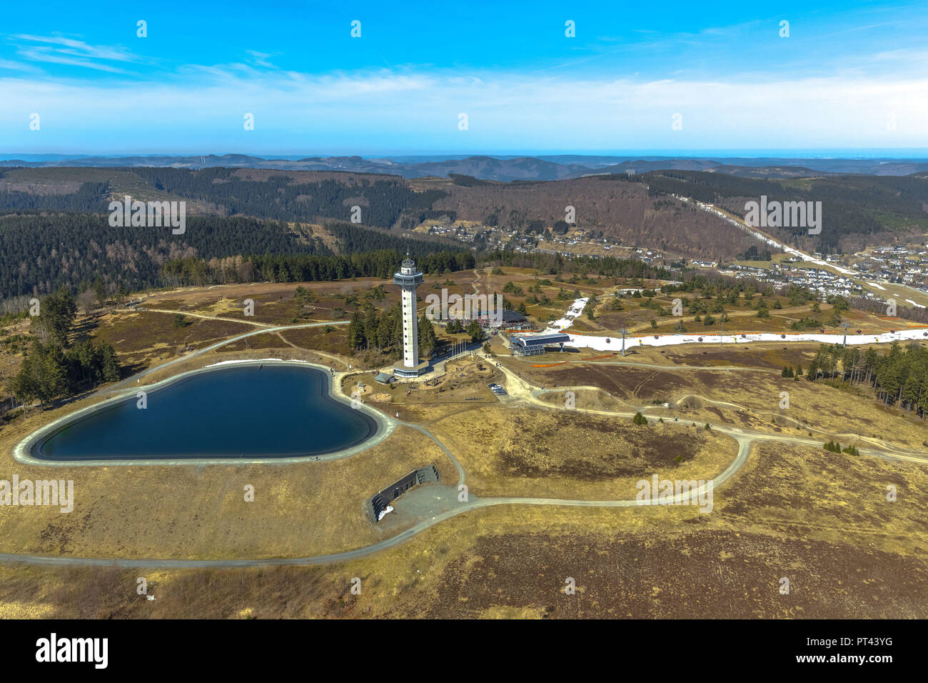 Ettelsberg avec Ettelsturm, Hochheideturm, lac Ettelsberg, Landgasthof Osterseen hut, de la sagesse populaire restaurant de montagne à l'arrêt de téléphérique à Willingen, Willingen (Upland), Waldeck-Frankenberg district, Hesse, Allemagne Banque D'Images