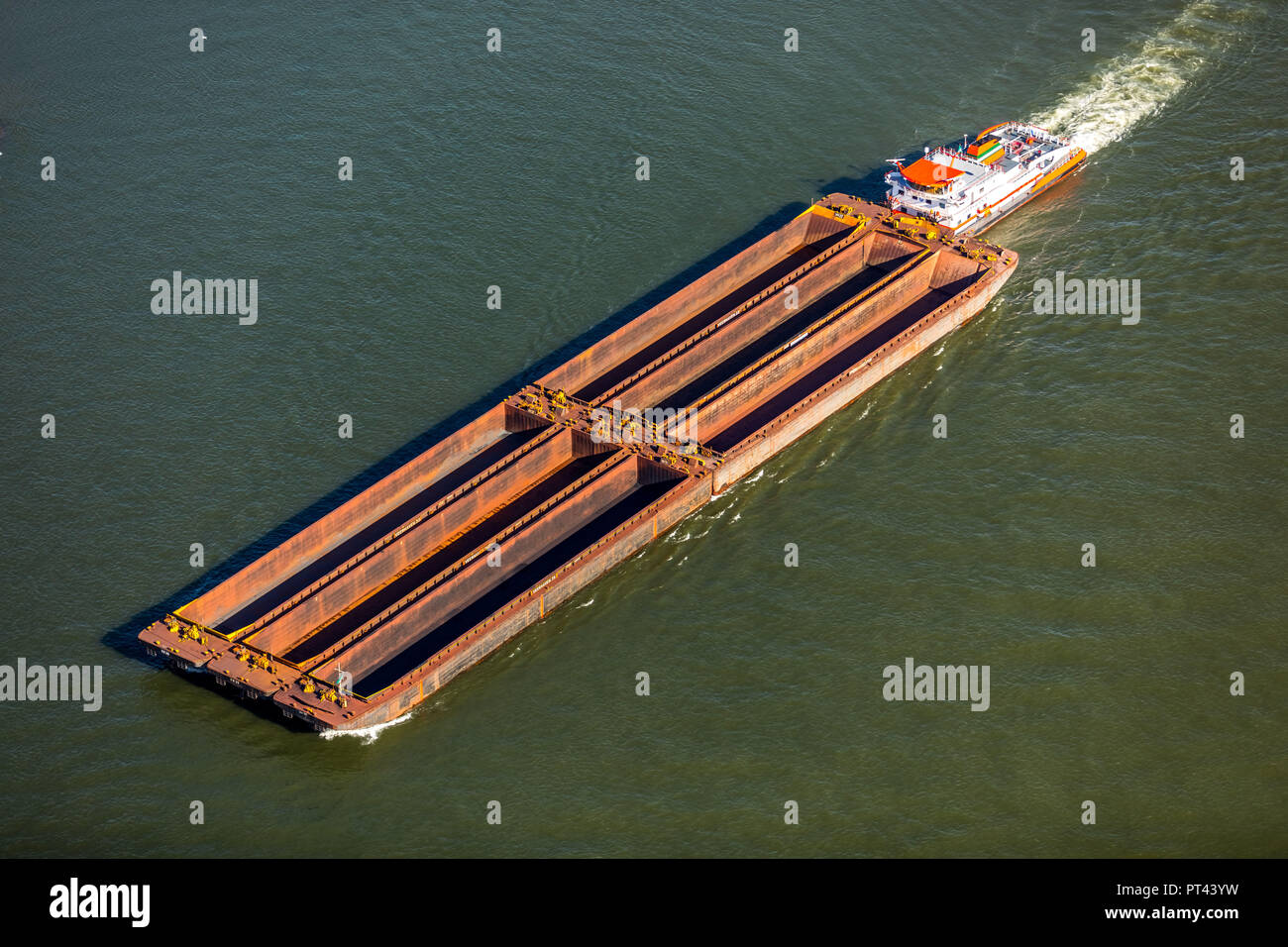 Strong pusher (voile) avec six de plus légères sur le Rhin à Wesel, la navigation intérieure, la navigation rhénane, Wesel, Rhénanie, ville hanséatique, Bas-rhin, Rhénanie du Nord-Westphalie, Allemagne Banque D'Images