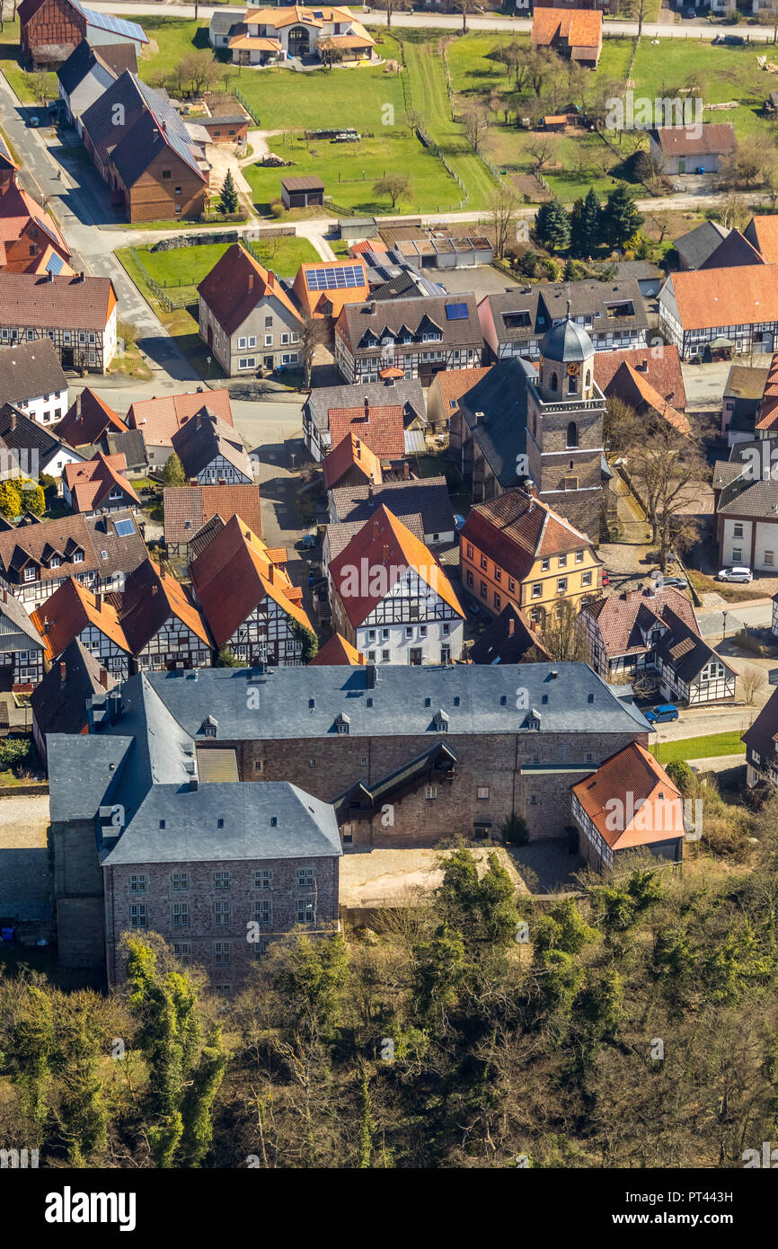 Rhoden dans Diemelsee en Hesse, centre-ville historique avec Château Rhoden, bâtiment de transition à partir d'un complexe du château au château, église évangélique Ville Rhoden, Diemelsee, Waldeck-Frankenberg, Hesse du Nord, les hautes terres, Hesse, Allemagne Banque D'Images