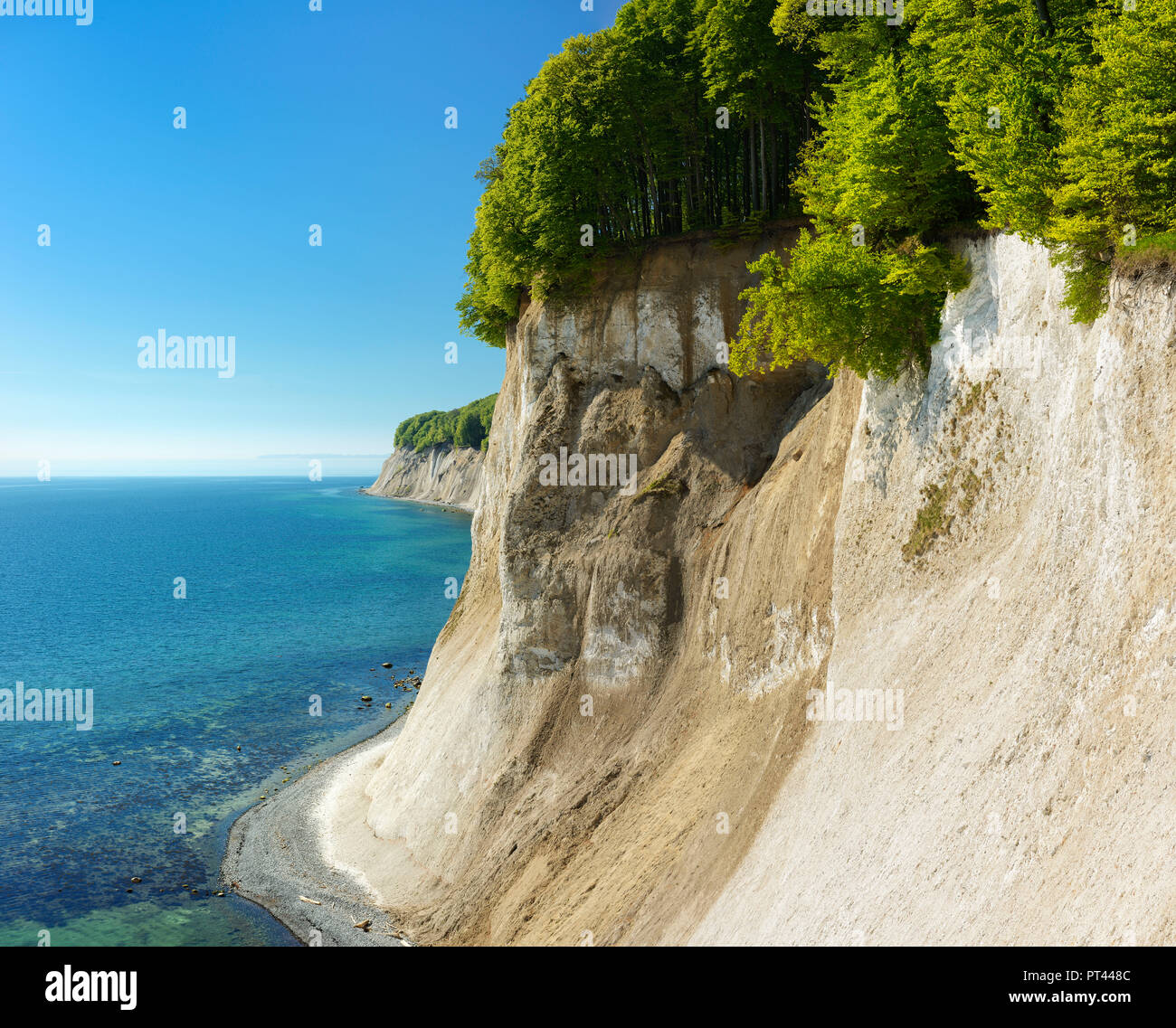 Allemagne, Mecklembourg-Poméranie-Occidentale, l'île de Rügen, Parc National de Jasmund, vue du haut des falaises de craie à la terre et la mer Baltique Banque D'Images