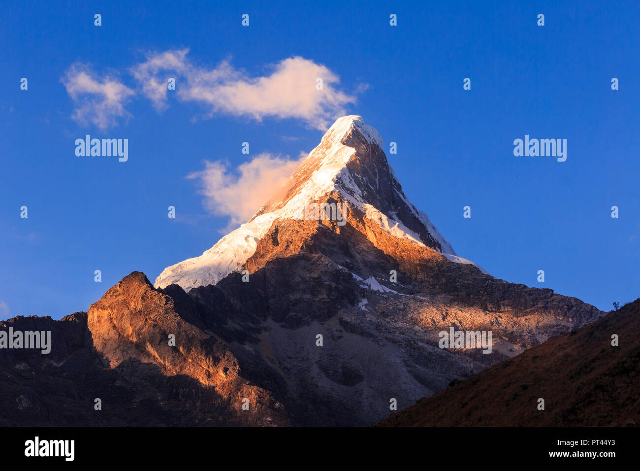 Du camp de base de l'Alpamayo Artesonraju au coucher du soleil, Ancash, Cordigliera Blanca, Pérou Banque D'Images