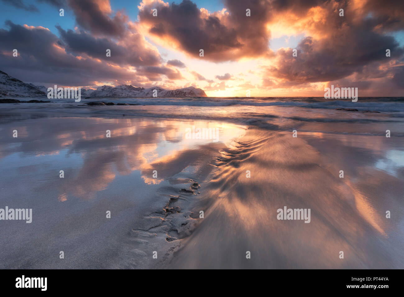 Coucher du soleil sur une plage de sable, Vikten, Flakstad municipalité, îles Lofoten, Norvège Banque D'Images