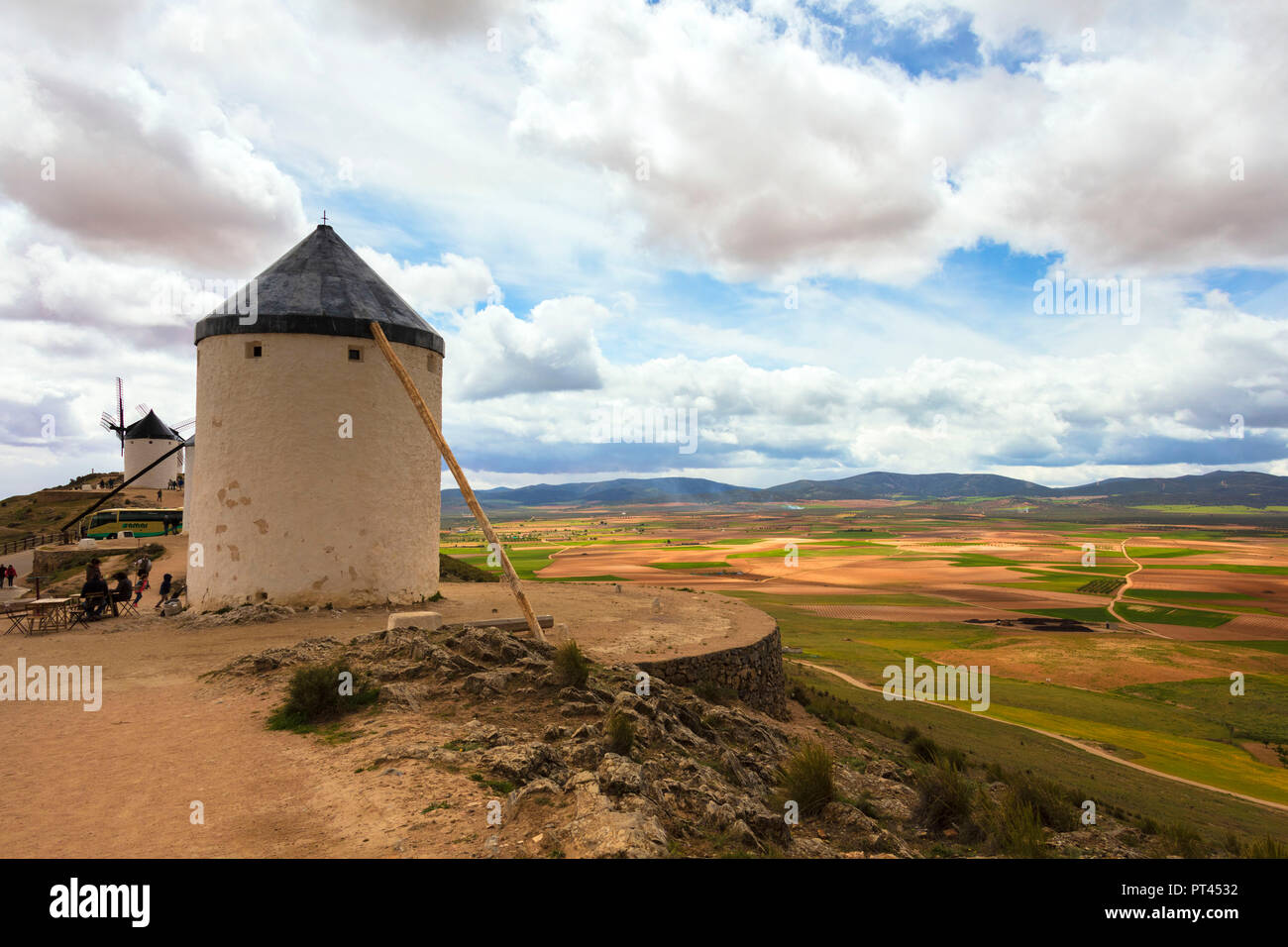 Les moulins à vent dans le vert à l'intérieur des terres, Consuegra, route de Don Quichotte, Toledo province, région de Castille-La Manche, Espagne Banque D'Images Les moulins à vent dans le vert à l'intérieur des terres, Consuegra, route de Don Quichotte, Toledo province, région de Castille-La Manche, Espagne Banque D'Images