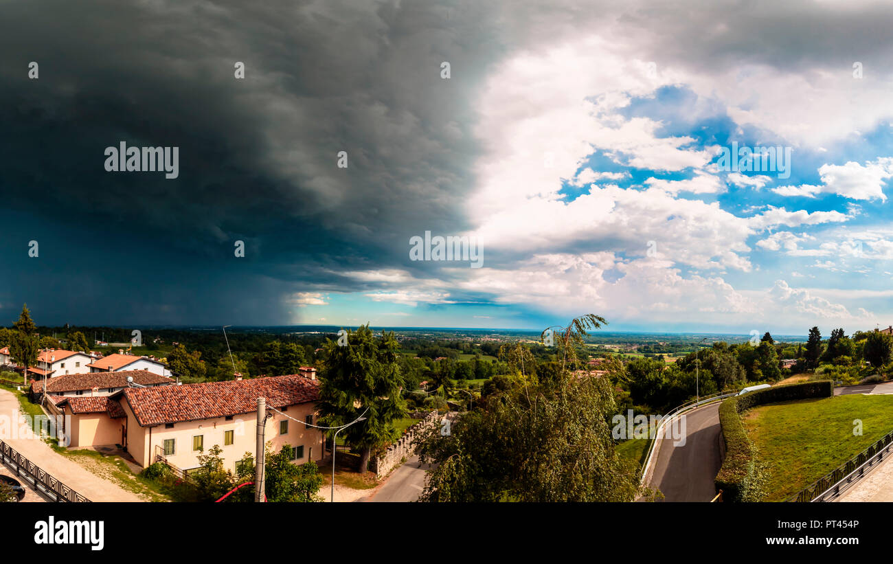 Tempête massive depuis le haut du village de Moruzzo, Udine, Frioul-Vénétie Julienne, Italie Banque D'Images