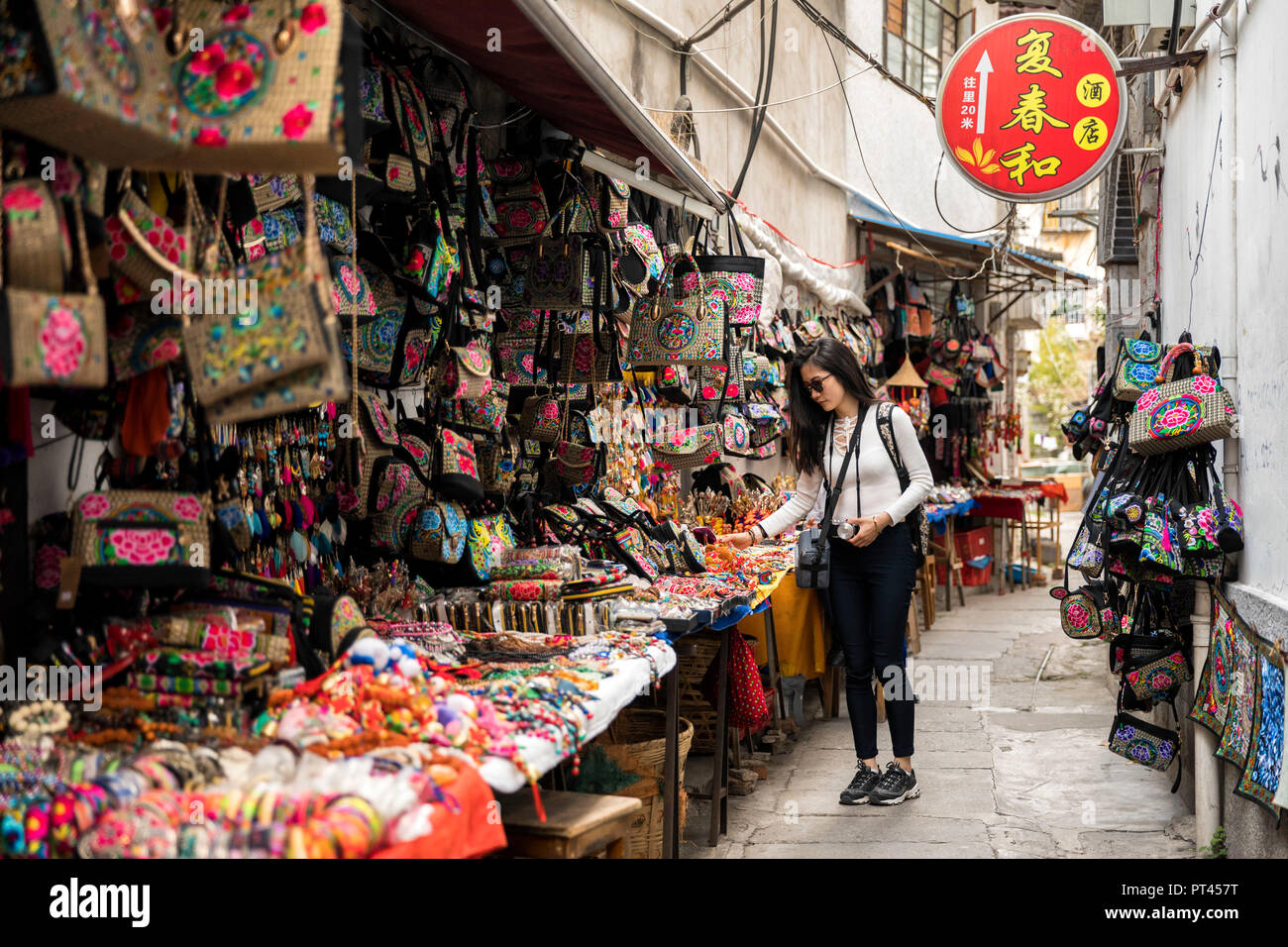 Jeune chinoise à la recherche de souvenirs, de la vieille ville de Dali, Yunnan, Chine Banque D'Images