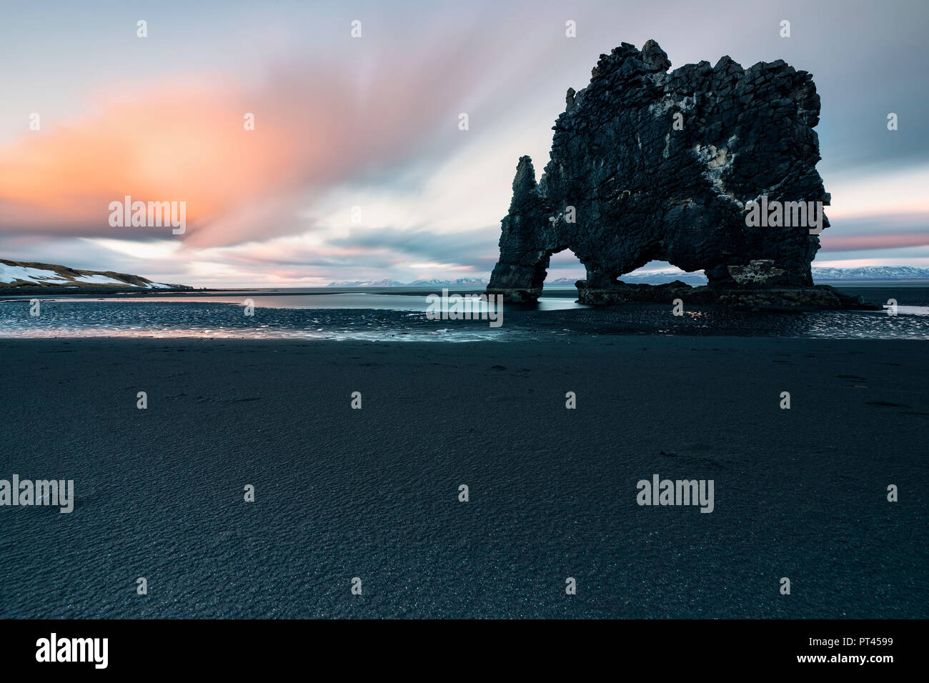 Coucher du soleil à Hvitserkur, Norduland vestra, Nord de l'Islande, Europe Banque D'Images