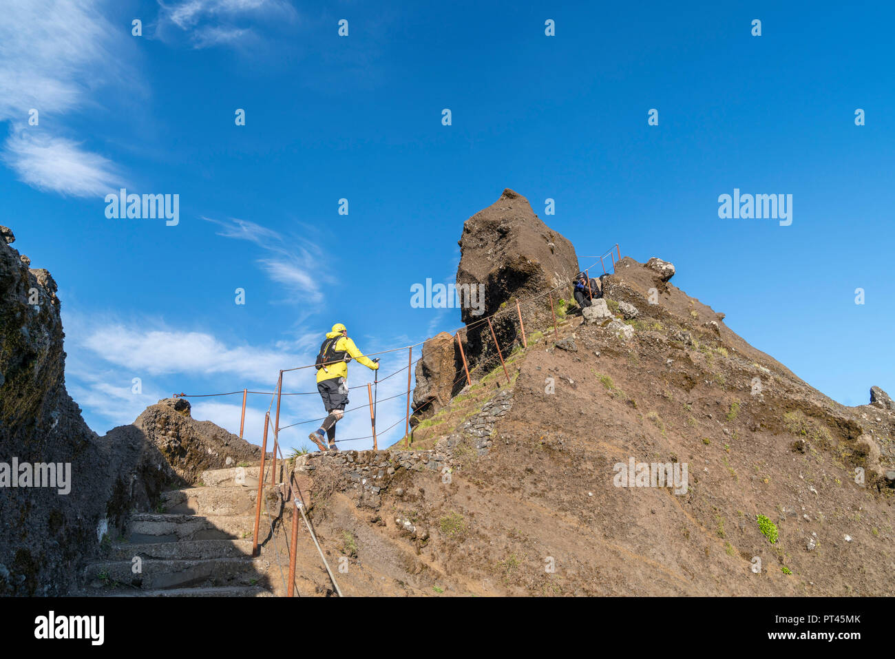 Randonneur grimpant les marches sur Vereda do Areeiro, le sentier qui relie Pico Ruivo à Pico do Arieiro, Funchal, Madeira, Portugal, région Banque D'Images