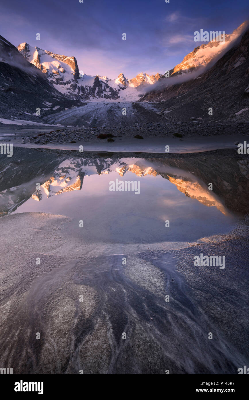 L'aube d'un étang à Forno Glacier, Forno Vallée, Col Majola, Engadine,  Grisons, Suisse, Europe Photo Stock - Alamy
