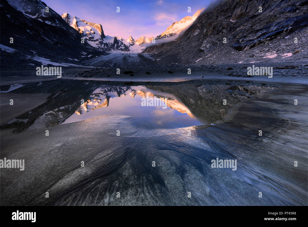 L'aube d'un étang à Forno Glacier, Forno Vallée, Col Majola, Engadine, Grisons, Suisse, Europe, Banque D'Images