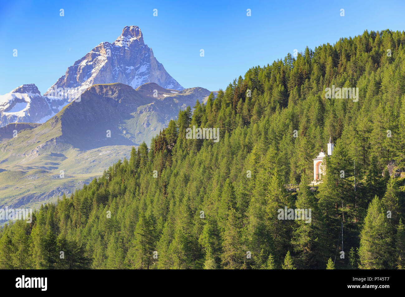 Église de Nostra Signora della Guarigione avec le Cervin en arrière-plan, Cheneil, Valtournenche, vallée d'aoste, Italie, Europe Banque D'Images
