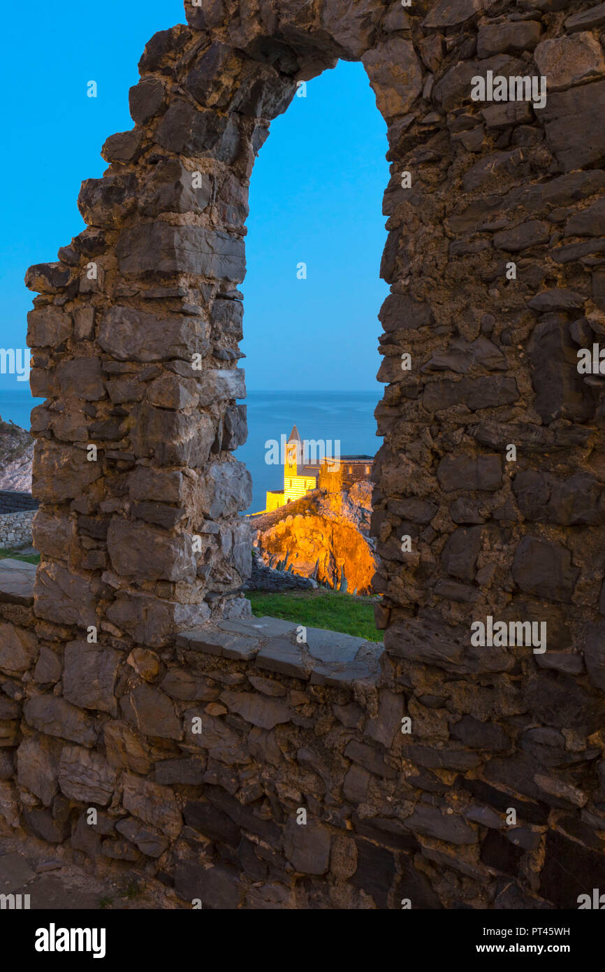 Voir l'église de St Peter, à partir de l'ancien château de Portovenere, village du district de La Spezia, ligurie, italie Banque D'Images